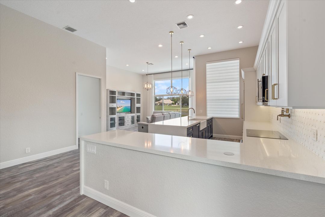 合同活跃: $825,000 (4 贝兹, 2 浴室, 2172 平方英尺)