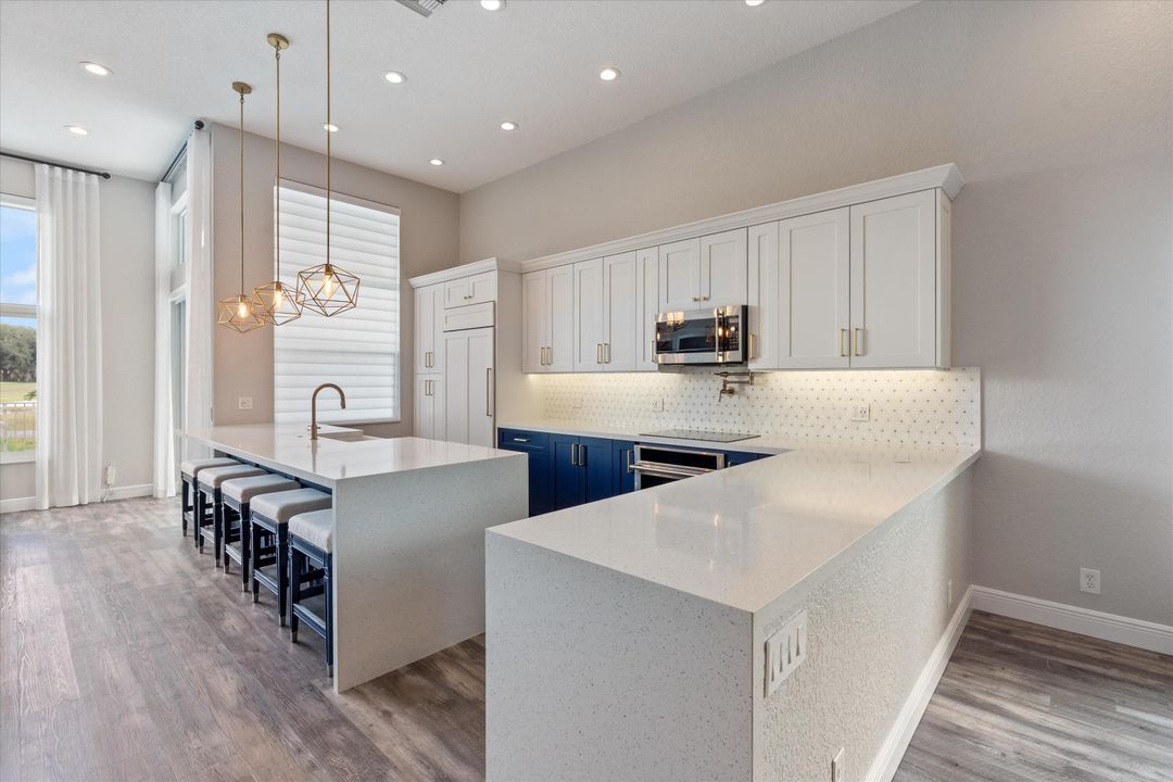 合同活跃: $825,000 (4 贝兹, 2 浴室, 2172 平方英尺)