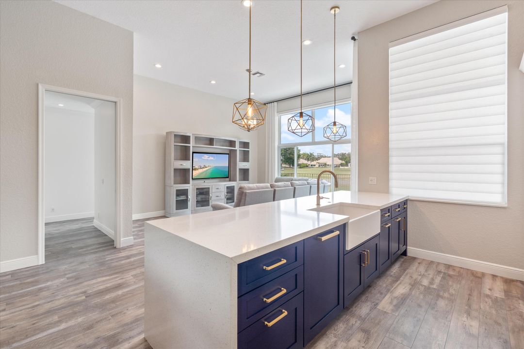 合同活跃: $825,000 (4 贝兹, 2 浴室, 2172 平方英尺)