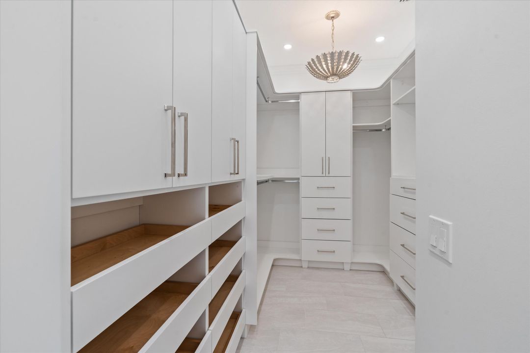 合同活跃: $825,000 (4 贝兹, 2 浴室, 2172 平方英尺)