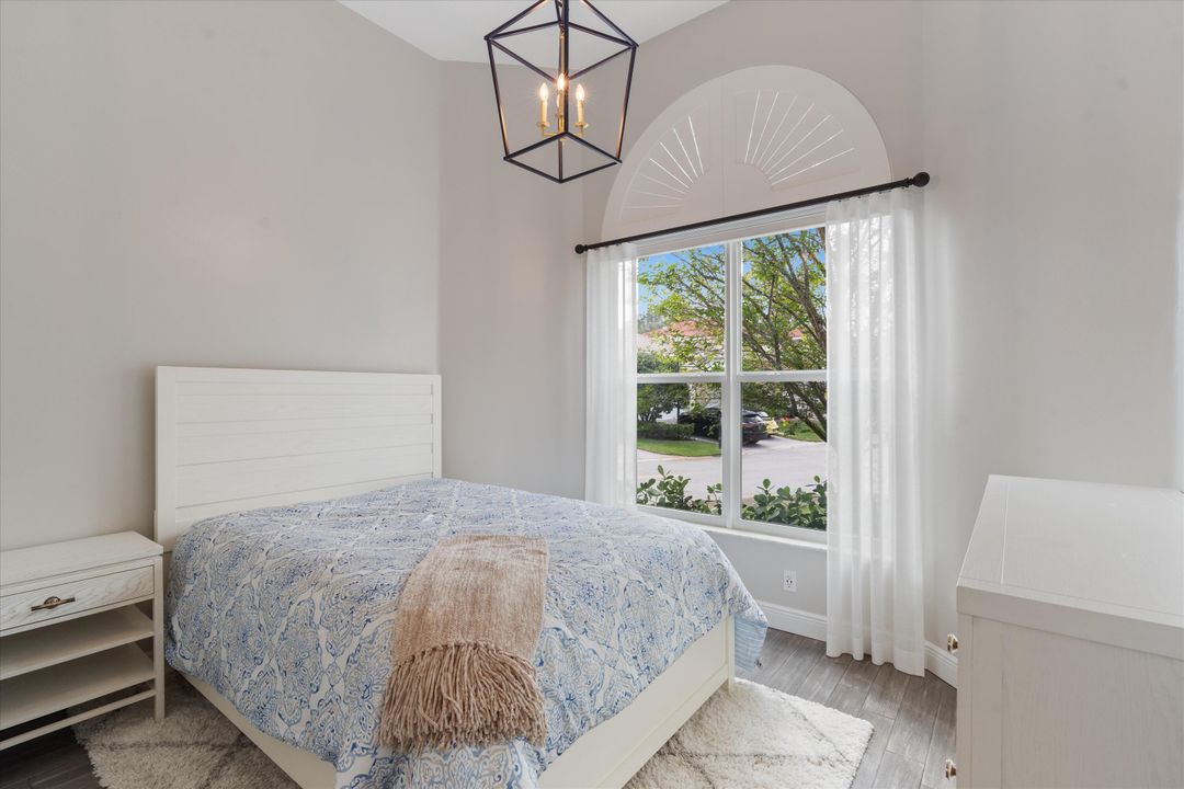 合同活跃: $825,000 (4 贝兹, 2 浴室, 2172 平方英尺)