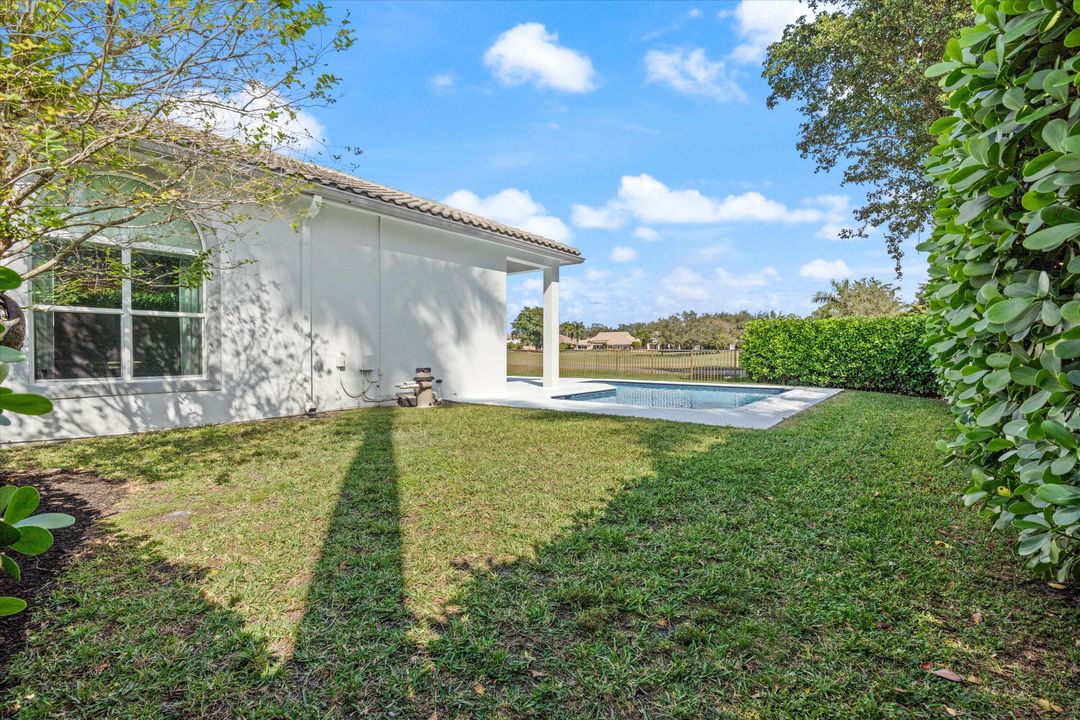 合同活跃: $825,000 (4 贝兹, 2 浴室, 2172 平方英尺)