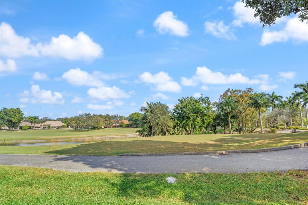 合同活跃: $825,000 (4 贝兹, 2 浴室, 2172 平方英尺)