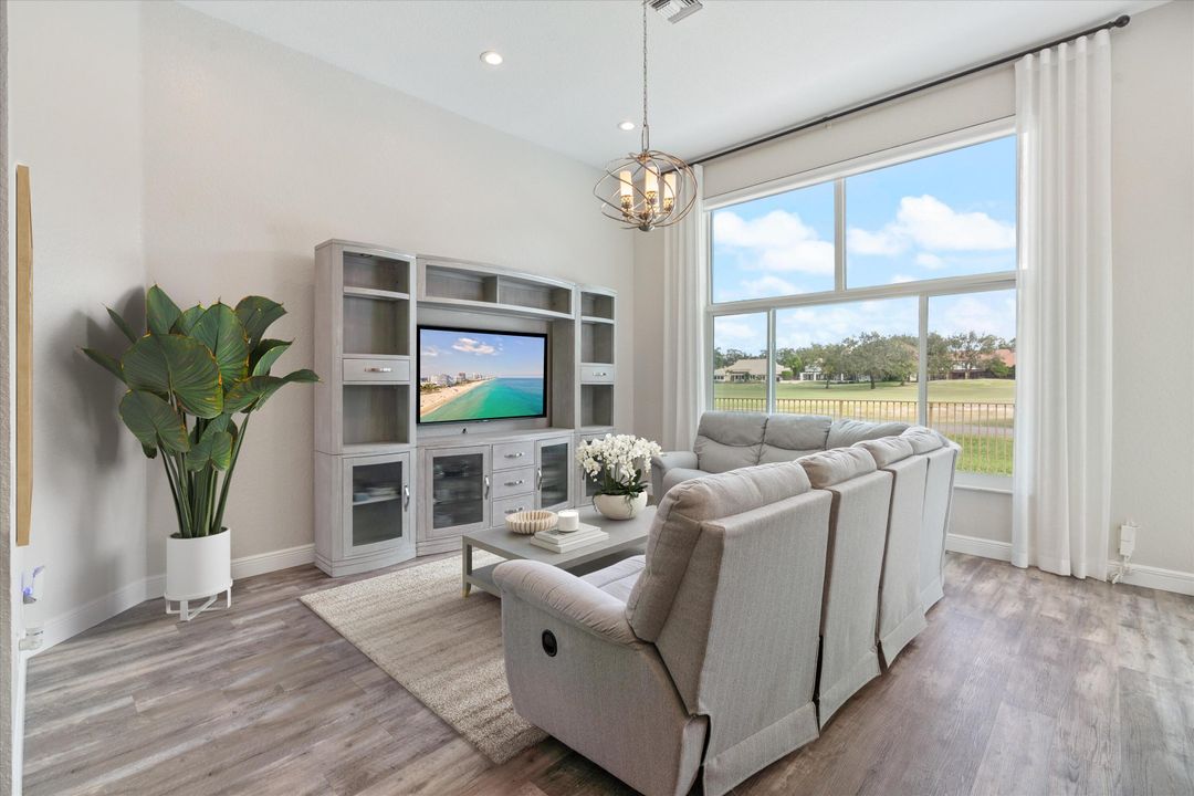 合同活跃: $825,000 (4 贝兹, 2 浴室, 2172 平方英尺)