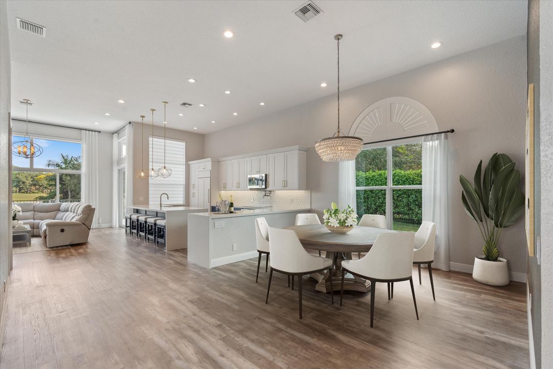 合同活跃: $825,000 (4 贝兹, 2 浴室, 2172 平方英尺)