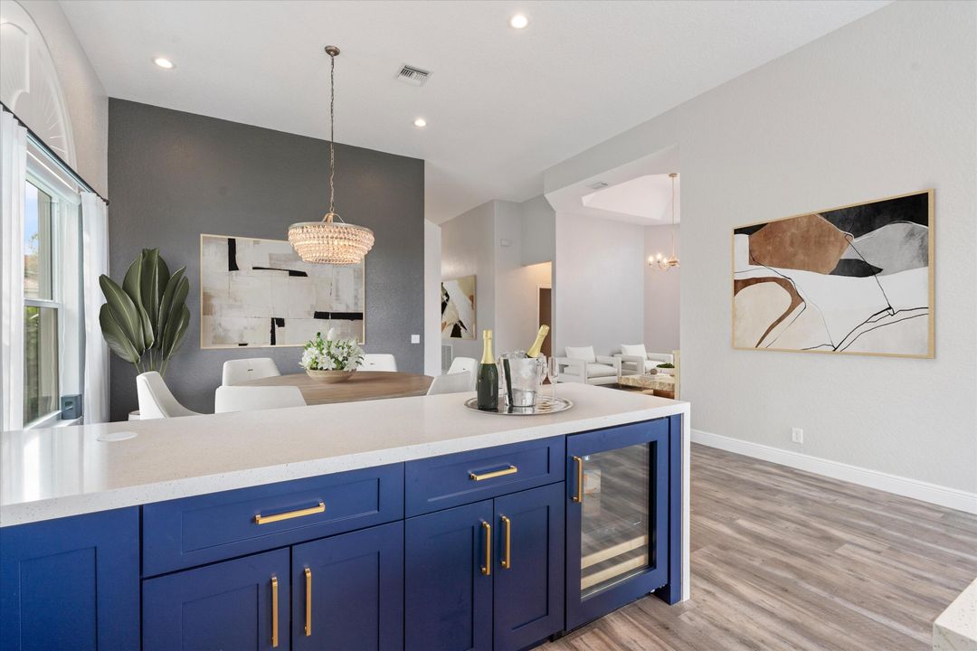 合同活跃: $825,000 (4 贝兹, 2 浴室, 2172 平方英尺)