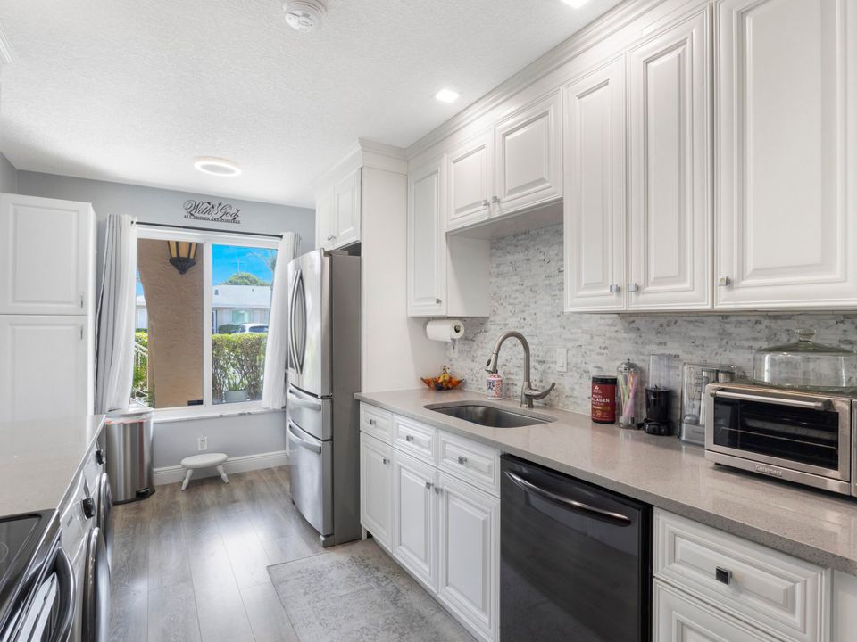 待售: $275,000 (2 贝兹, 2 浴室, 1064 平方英尺)