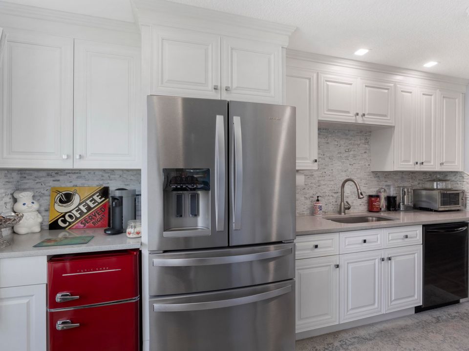 待售: $275,000 (2 贝兹, 2 浴室, 1064 平方英尺)