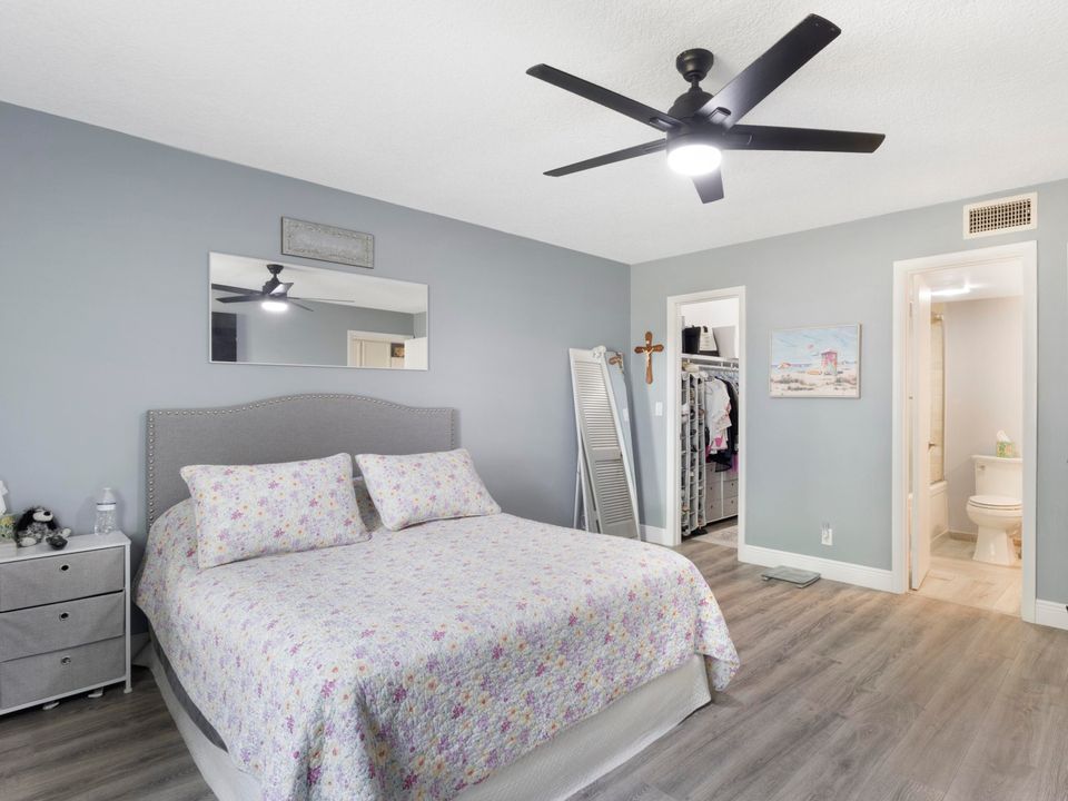 待售: $275,000 (2 贝兹, 2 浴室, 1064 平方英尺)