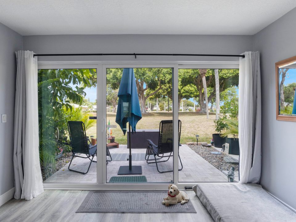 待售: $275,000 (2 贝兹, 2 浴室, 1064 平方英尺)