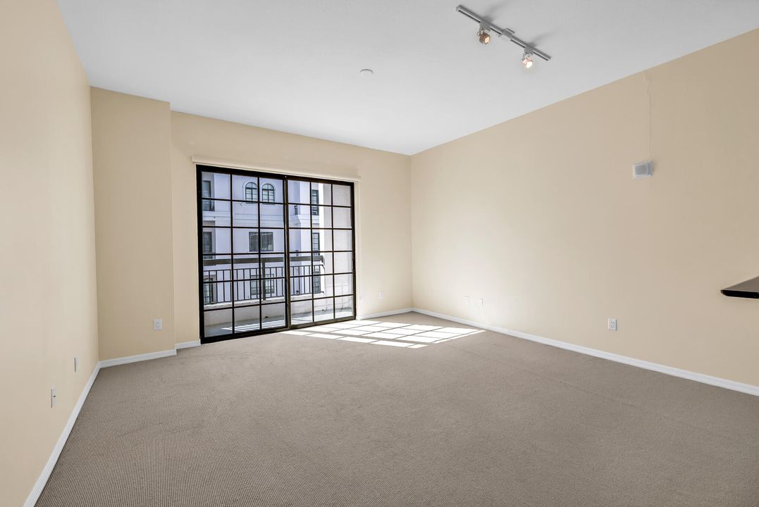 For Rent: $2,500 (1 beds, 1 baths, 660 Square Feet)