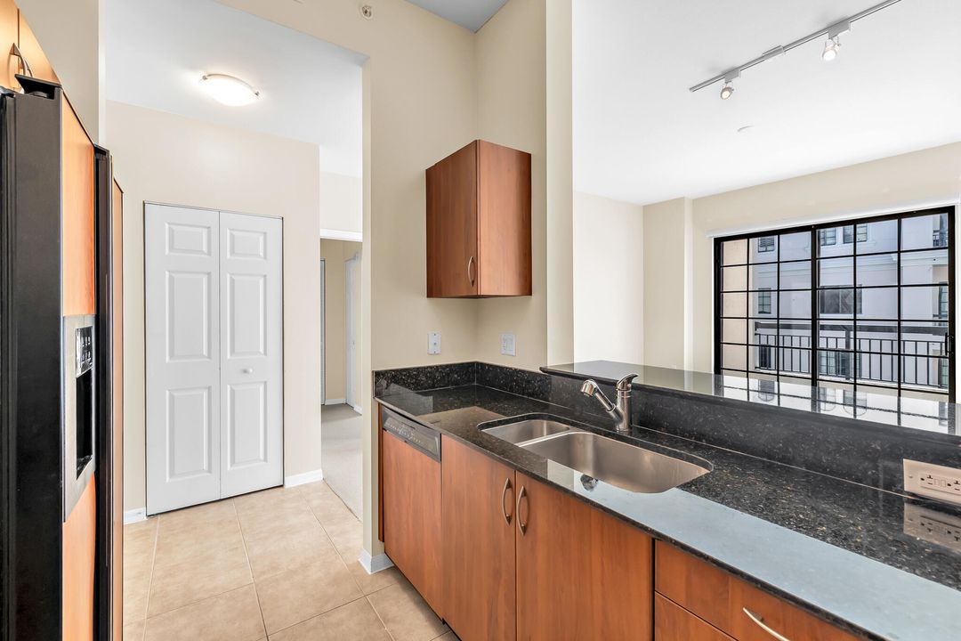 For Rent: $2,500 (1 beds, 1 baths, 660 Square Feet)