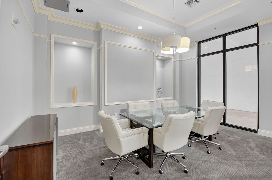 For Rent: $2,500 (1 beds, 1 baths, 660 Square Feet)