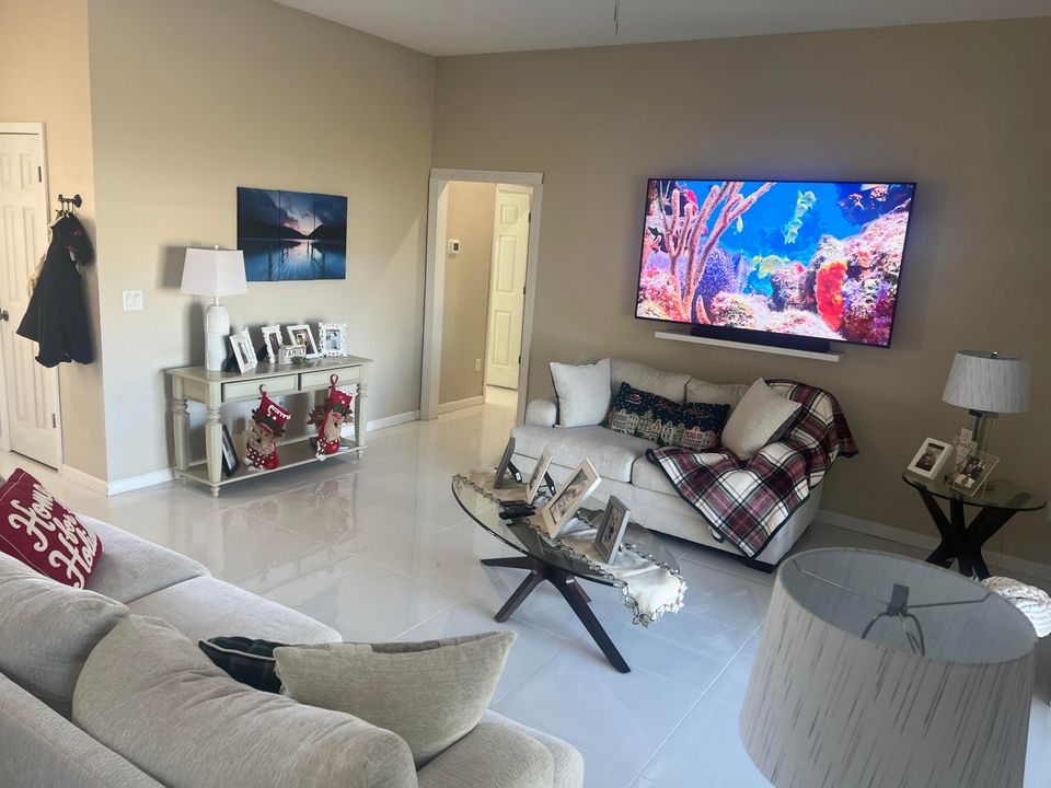 For Sale: $400,000 (3 beds, 2 baths, 1648 Square Feet)