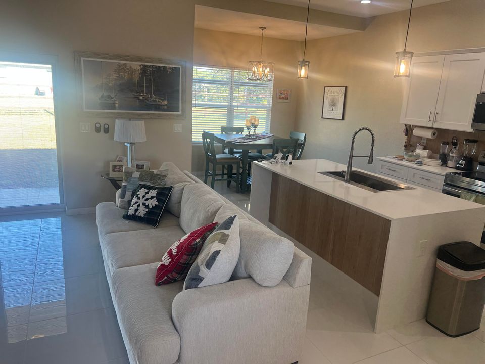 For Sale: $400,000 (3 beds, 2 baths, 1648 Square Feet)