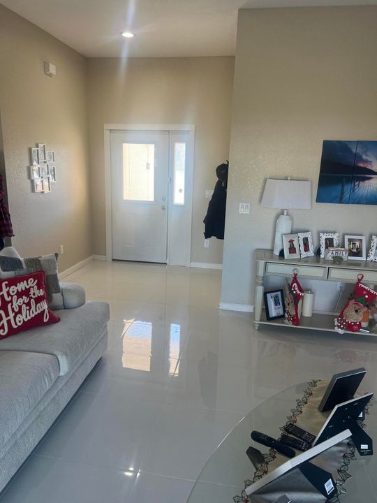 For Sale: $400,000 (3 beds, 2 baths, 1648 Square Feet)