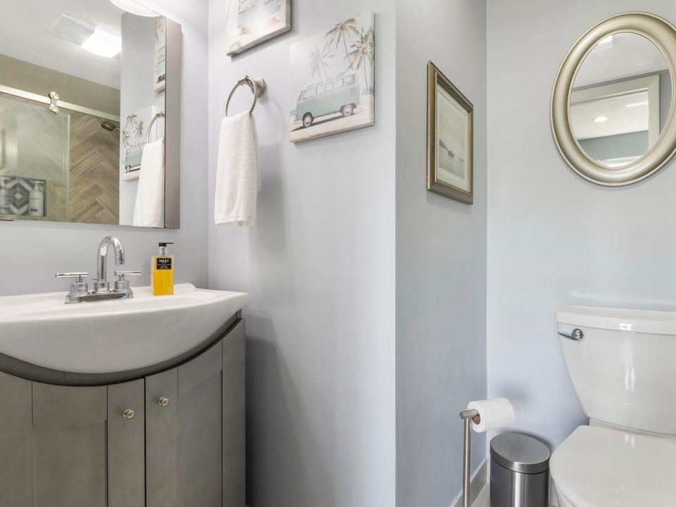 待售: $275,000 (2 贝兹, 2 浴室, 1064 平方英尺)