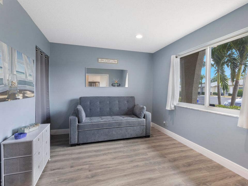 待售: $275,000 (2 贝兹, 2 浴室, 1064 平方英尺)