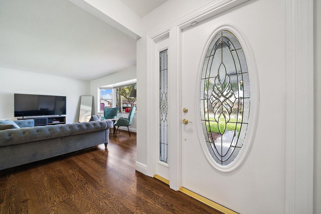 出租: $8,000 (4 贝兹, 2 浴室, 2652 平方英尺)