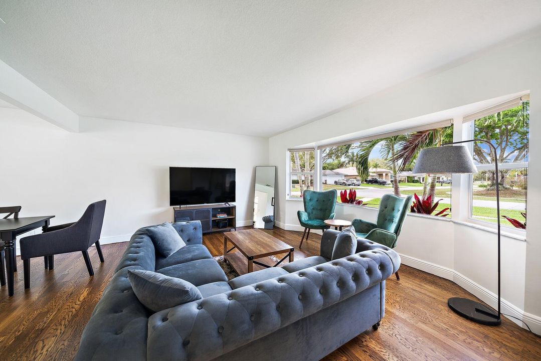 出租: $8,000 (4 贝兹, 2 浴室, 2652 平方英尺)