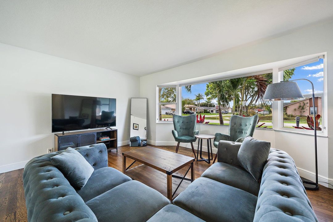 出租: $8,000 (4 贝兹, 2 浴室, 2652 平方英尺)