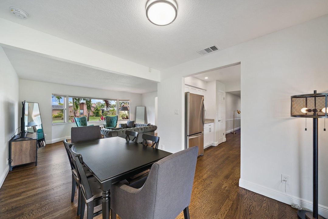 出租: $8,000 (4 贝兹, 2 浴室, 2652 平方英尺)