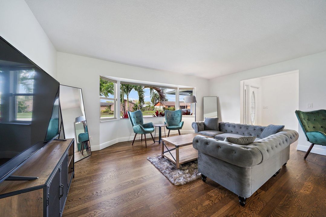 出租: $8,000 (4 贝兹, 2 浴室, 2652 平方英尺)