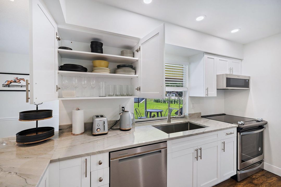 出租: $8,000 (4 贝兹, 2 浴室, 2652 平方英尺)