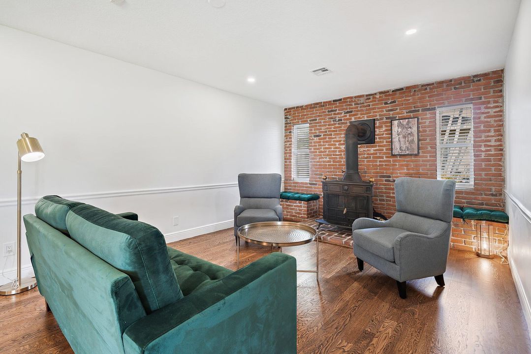 出租: $8,000 (4 贝兹, 2 浴室, 2652 平方英尺)