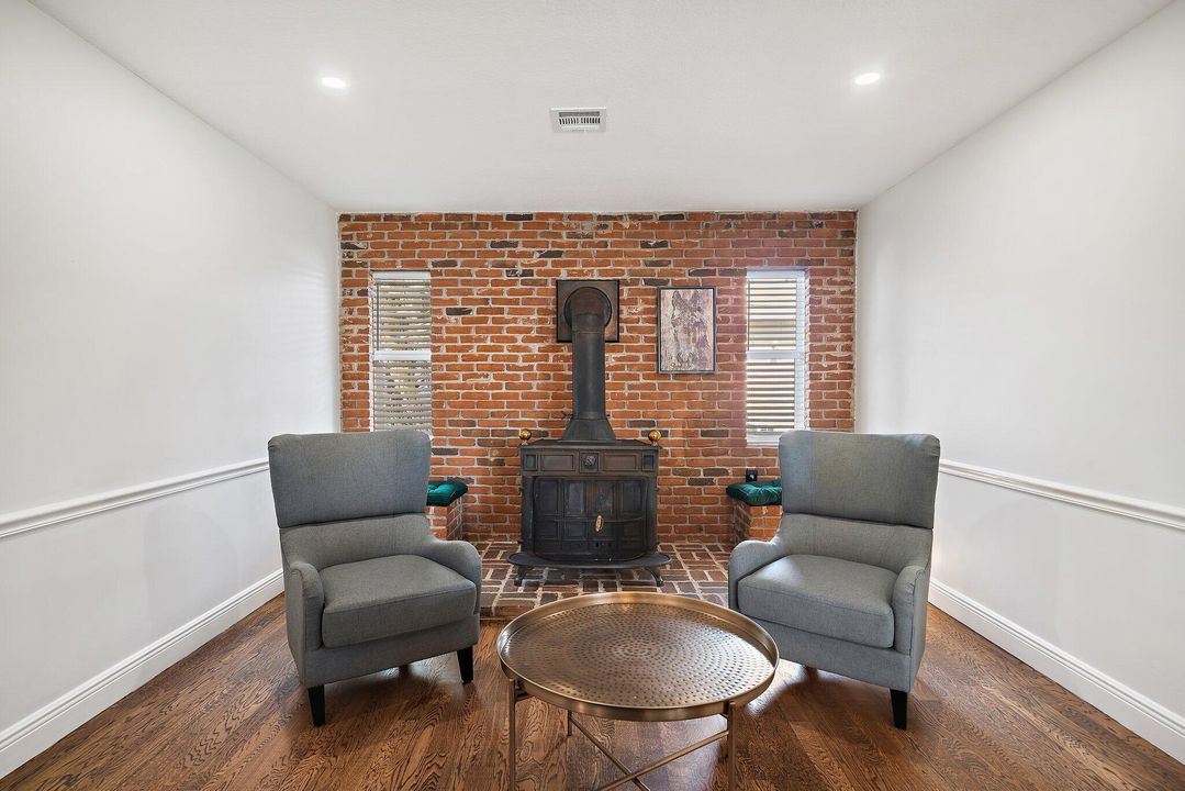 出租: $8,000 (4 贝兹, 2 浴室, 2652 平方英尺)