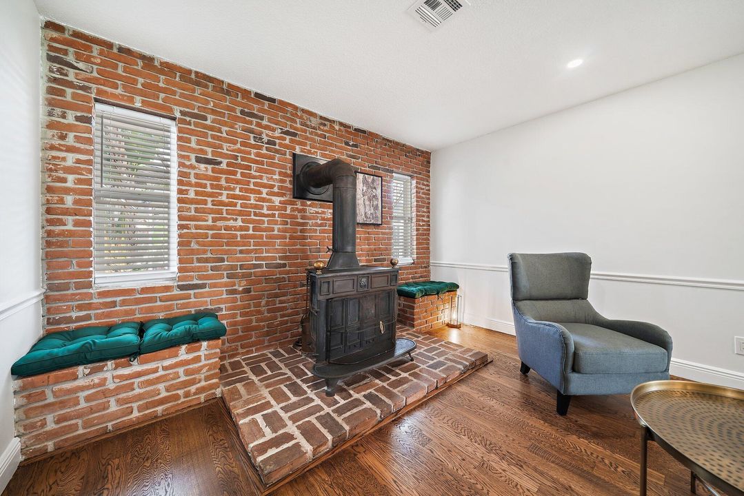 出租: $8,000 (4 贝兹, 2 浴室, 2652 平方英尺)