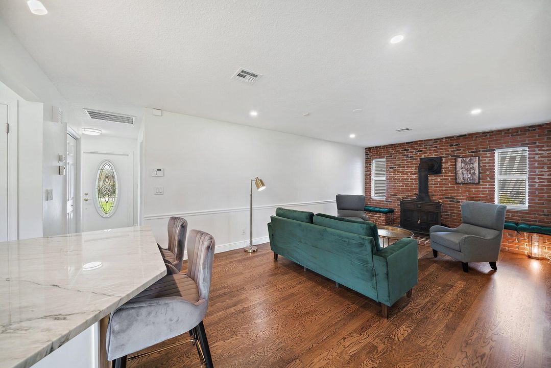 出租: $8,000 (4 贝兹, 2 浴室, 2652 平方英尺)