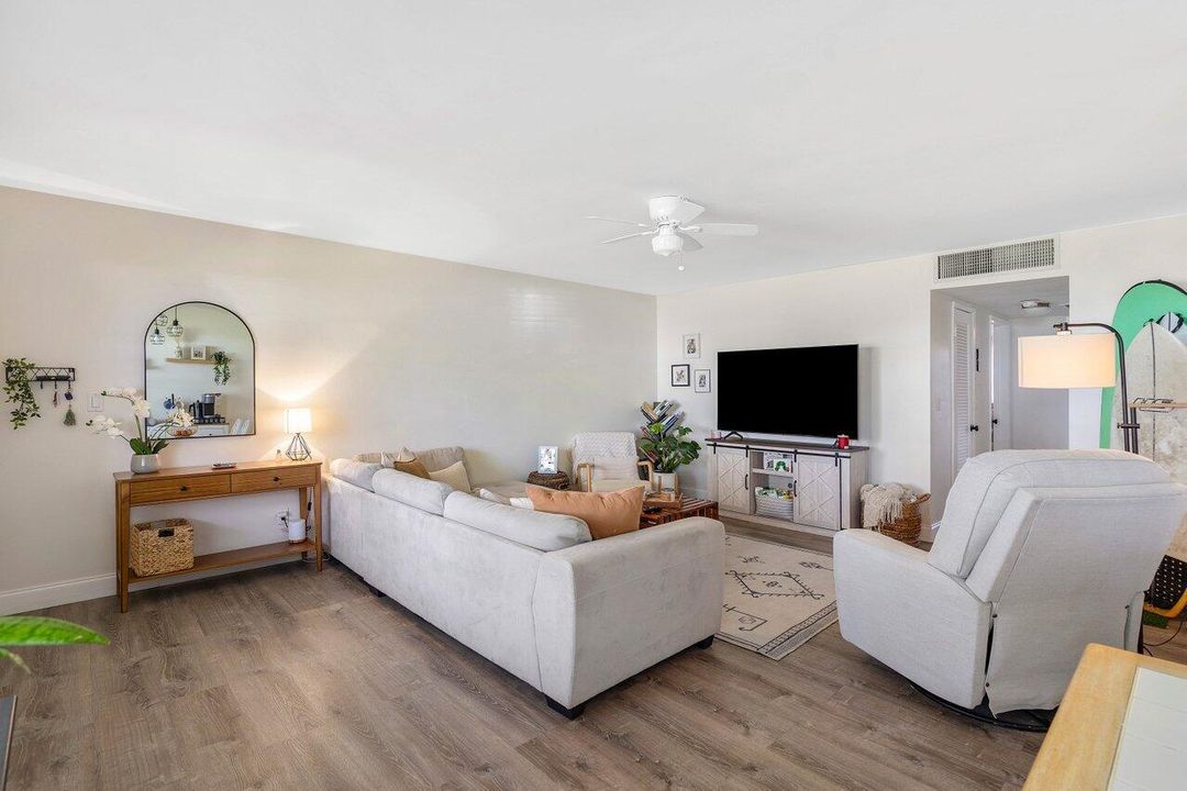 合同活跃: $1,950 (2 贝兹, 1 浴室, 875 平方英尺)