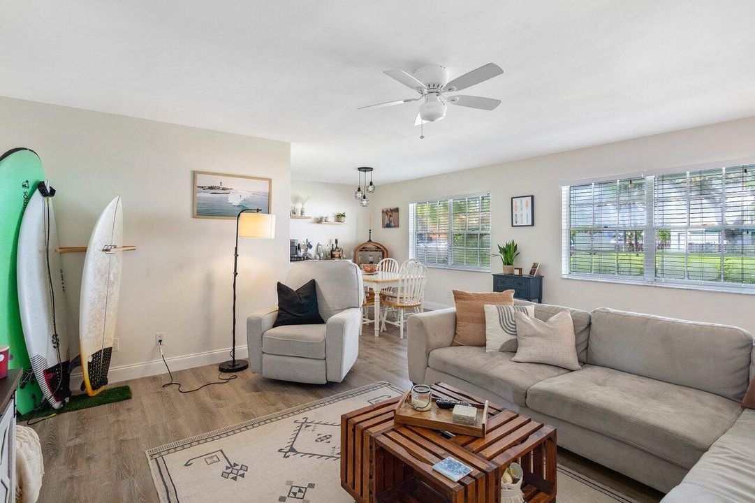 合同活跃: $1,950 (2 贝兹, 1 浴室, 875 平方英尺)