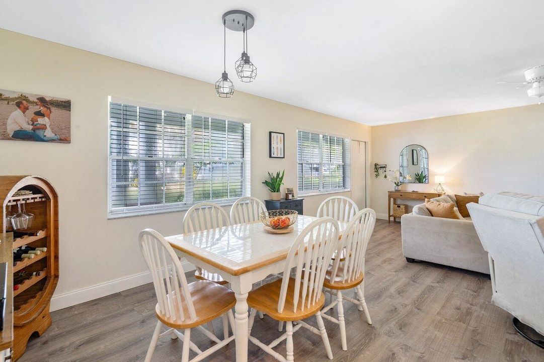 合同活跃: $1,950 (2 贝兹, 1 浴室, 875 平方英尺)