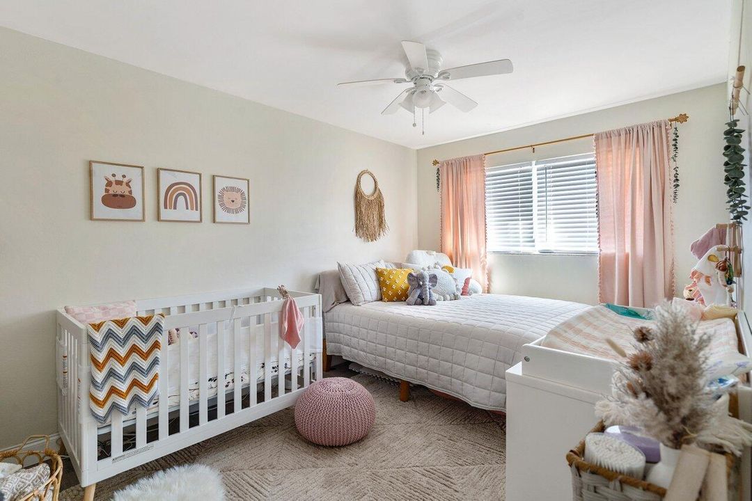 合同活跃: $1,950 (2 贝兹, 1 浴室, 875 平方英尺)