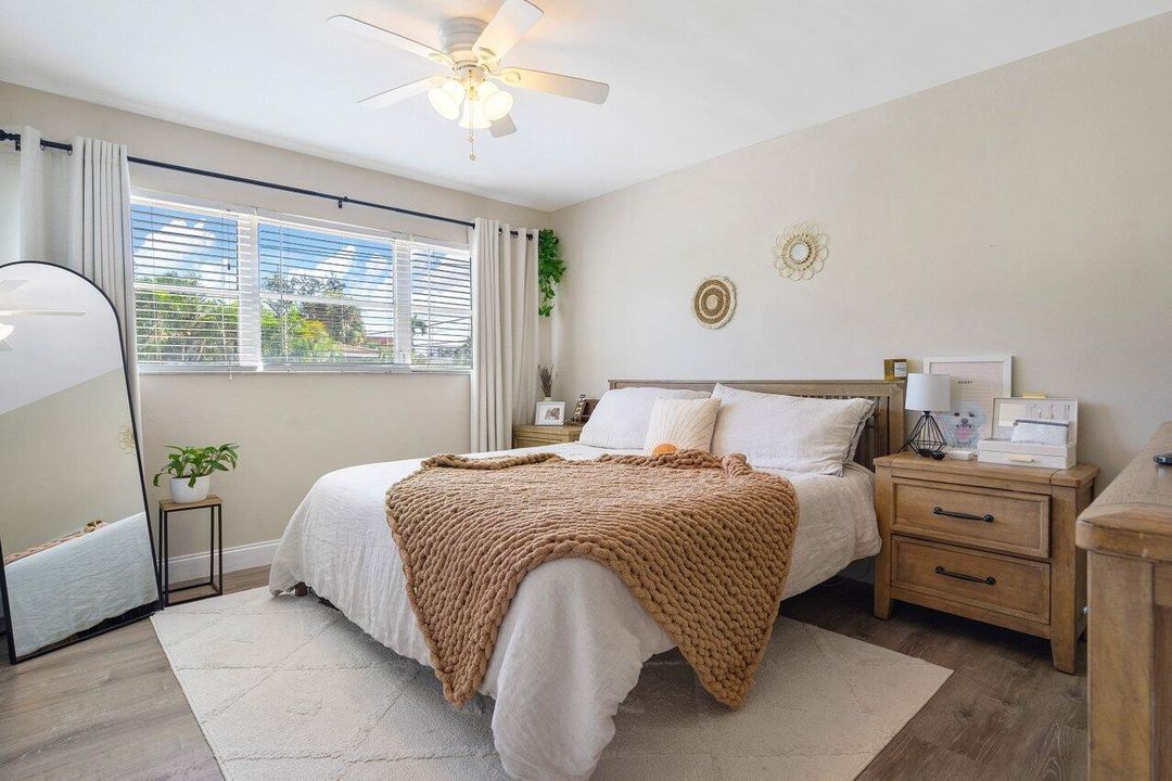 合同活跃: $1,950 (2 贝兹, 1 浴室, 875 平方英尺)