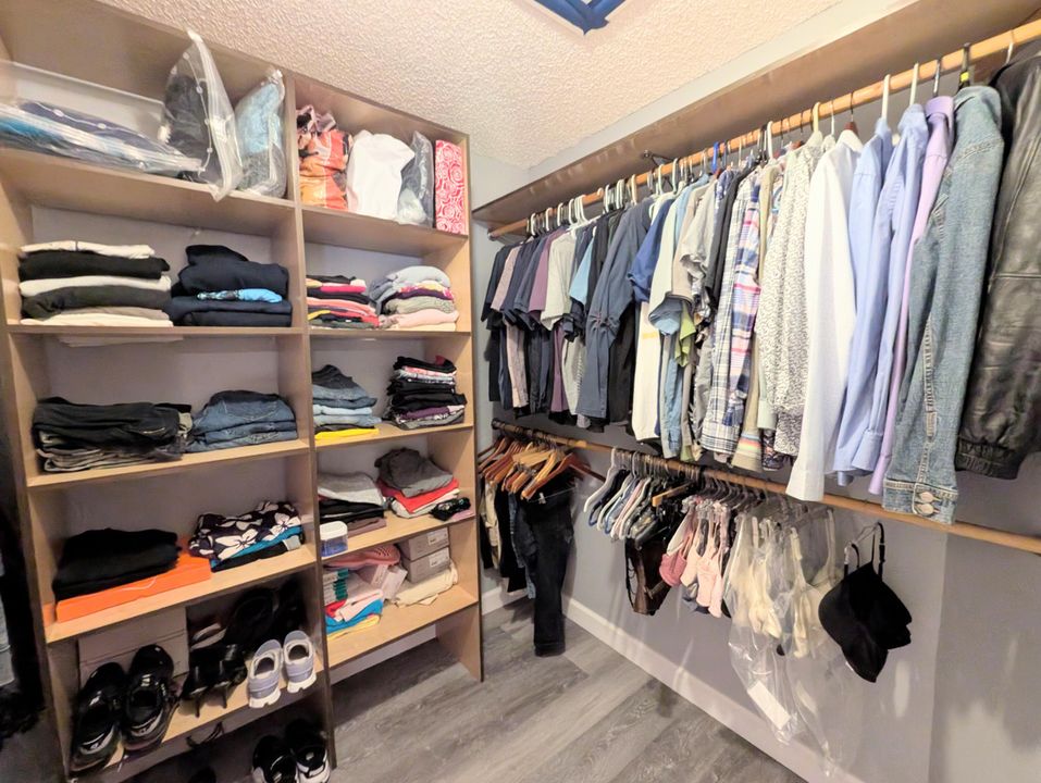 For Sale: $575,000 (3 beds, 2 baths, 1864 Square Feet)