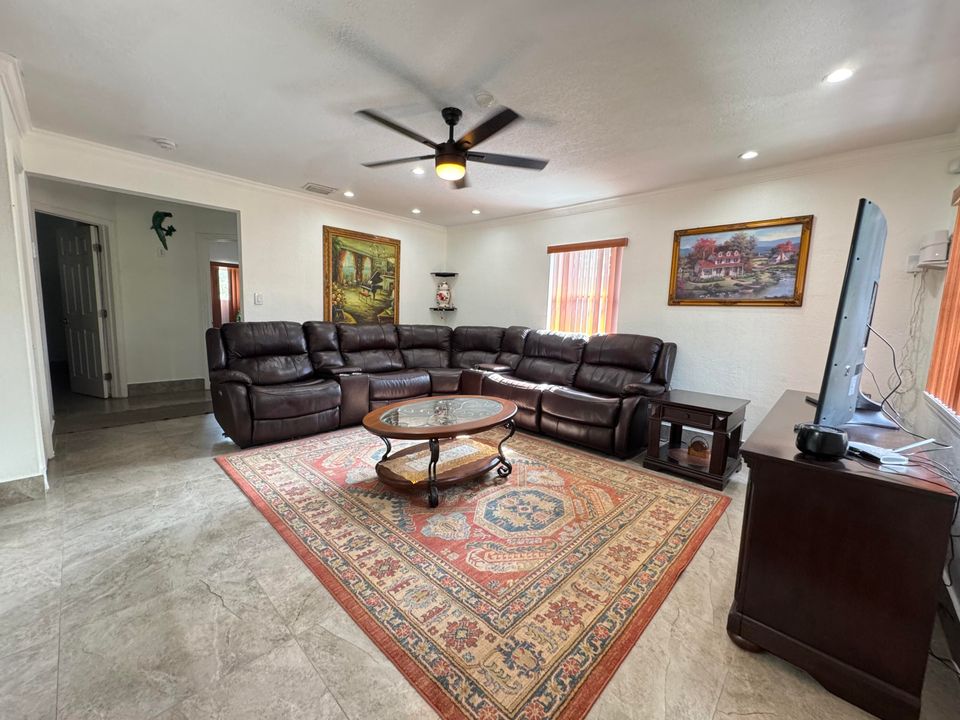 For Sale: $479,000 (2 beds, 1 baths, 1175 Square Feet)