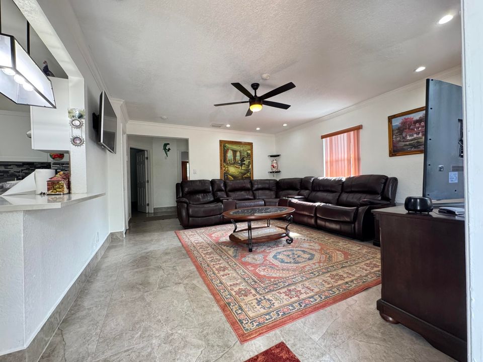 For Sale: $479,000 (2 beds, 1 baths, 1175 Square Feet)