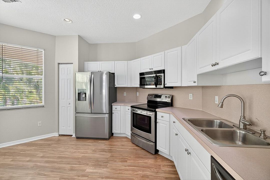 For Sale: $314,900 (2 beds, 2 baths, 1482 Square Feet)