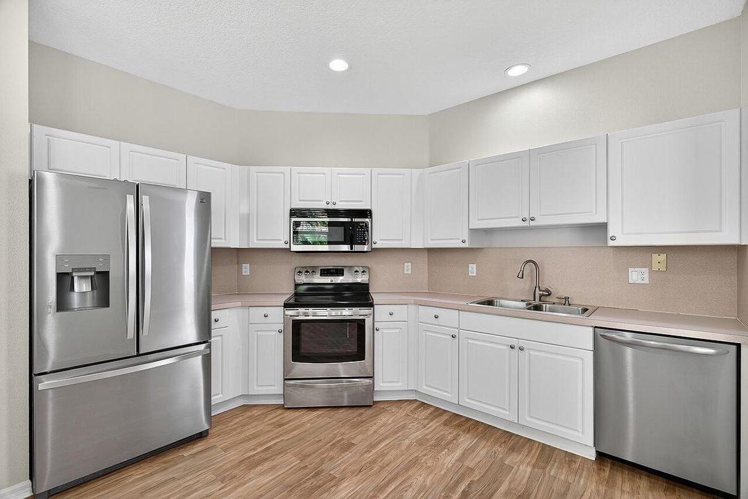 For Sale: $314,900 (2 beds, 2 baths, 1482 Square Feet)