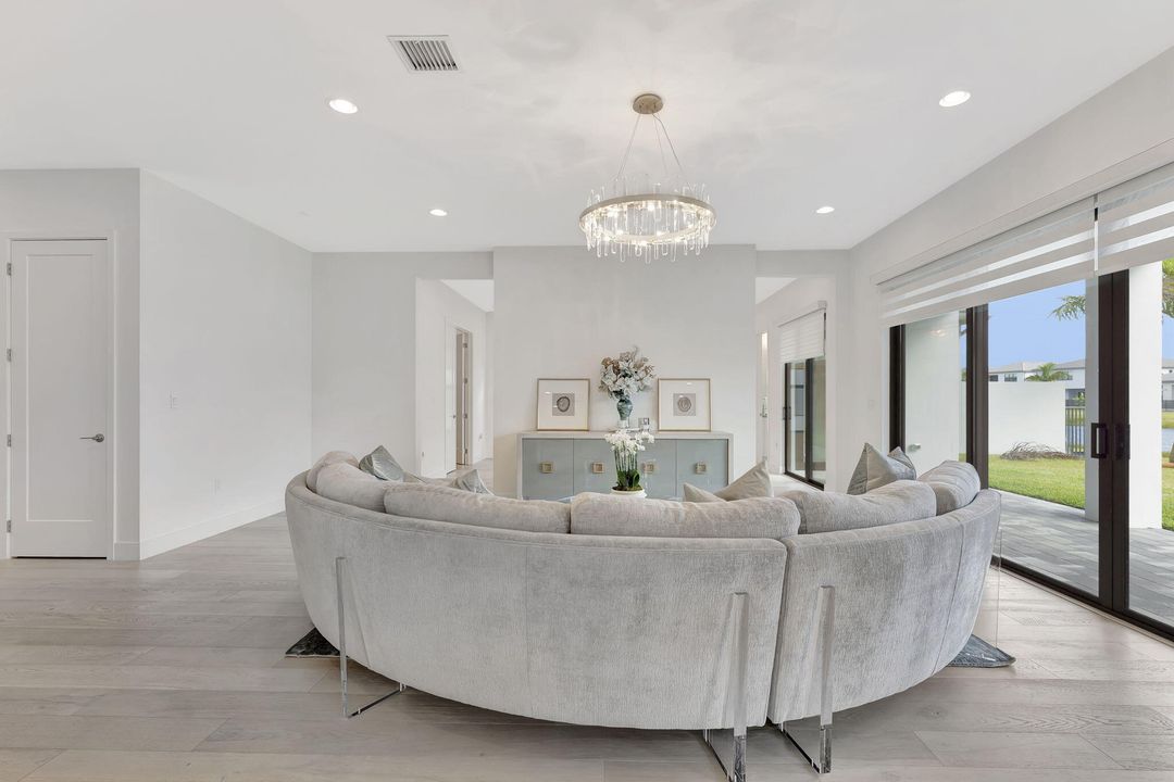 For Sale: $2,895,000 (7 beds, 7 baths, 5393 Square Feet)