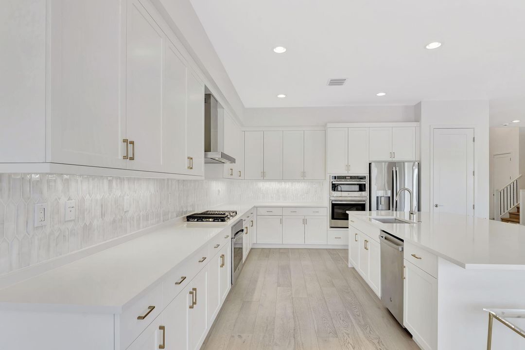 For Sale: $2,895,000 (7 beds, 7 baths, 5393 Square Feet)