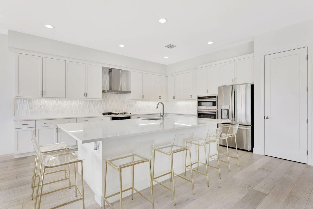 For Sale: $2,895,000 (7 beds, 7 baths, 5393 Square Feet)