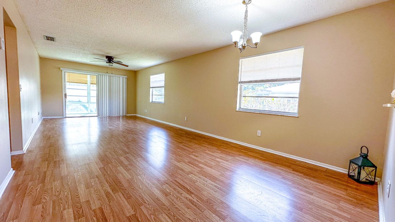 For Sale: $129,999 (2 beds, 2 baths, 1080 Square Feet)