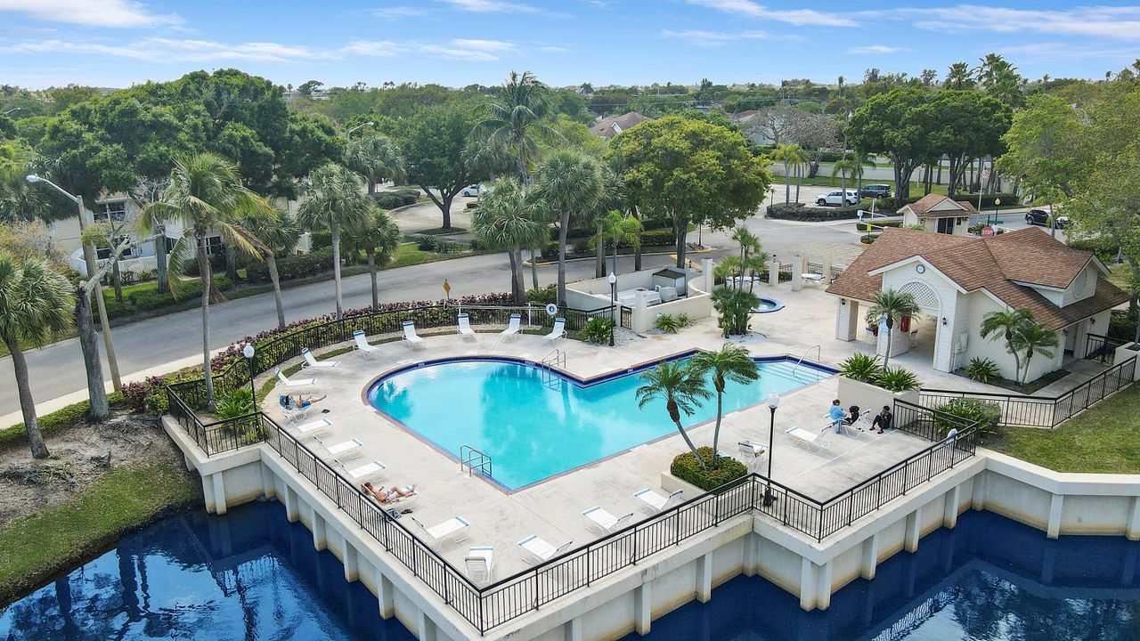 待售: $263,000 (2 贝兹, 2 浴室, 1374 平方英尺)