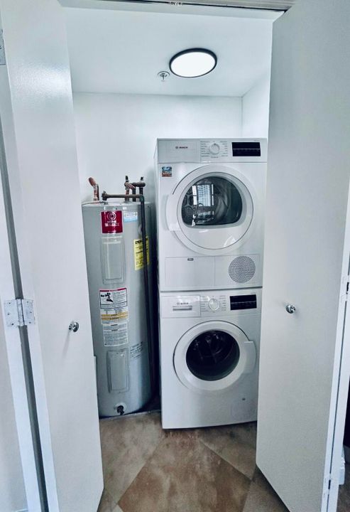 Под контрактом: $5,400 (3 спален, 3 ванн, 1688 Квадратных фут)