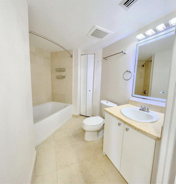 Под контрактом: $5,400 (3 спален, 3 ванн, 1688 Квадратных фут)