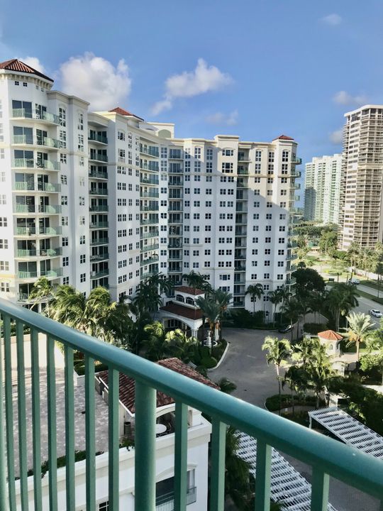 Под контрактом: $5,400 (3 спален, 3 ванн, 1688 Квадратных фут)